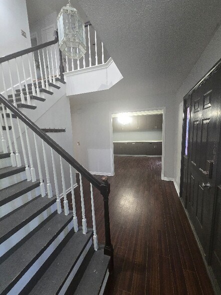 Building Photo - 503 Breslin Ave