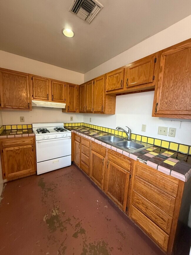 Building Photo - Town Home For Rent