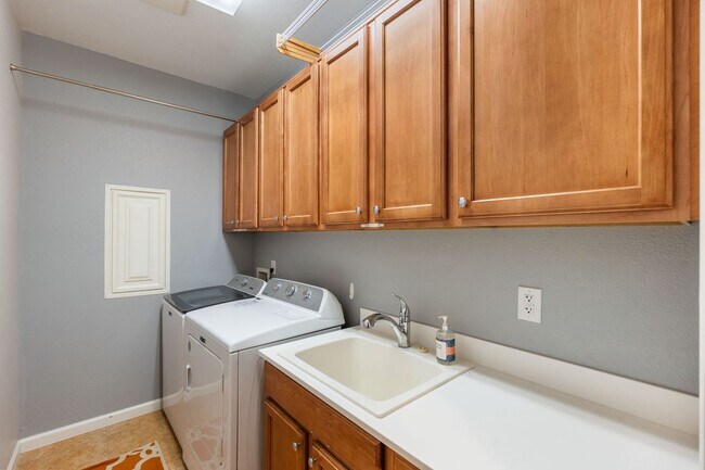 Building Photo - Furnished & Fully Equipped Low Maintenance Town Home (Somersett - Utilities Included)