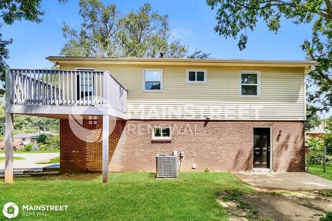 Building Photo - 5906 Whispering Hills Blvd, Louisville, KY...
