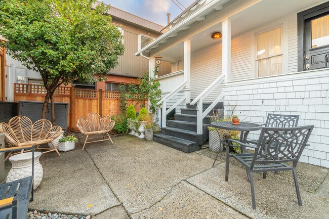 Building Photo - 116 4th Ave N