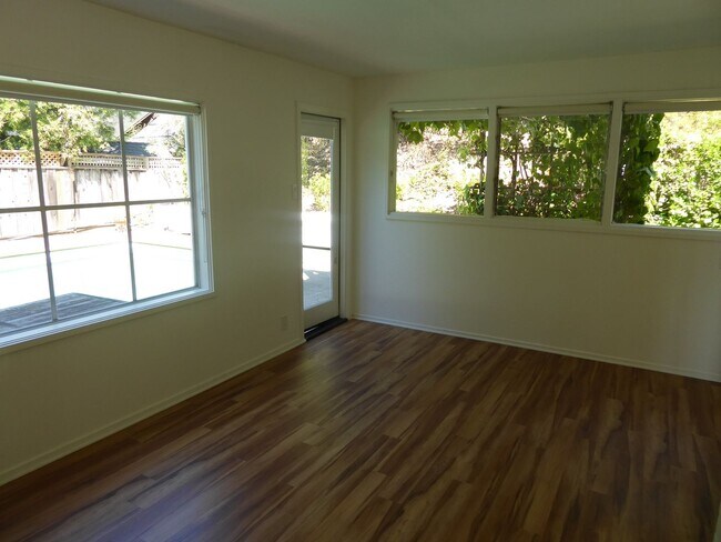 Building Photo - SPACIOUS AND SECLUDED THREE BED / TWO BATH HOME IN ROSS WITH POOL