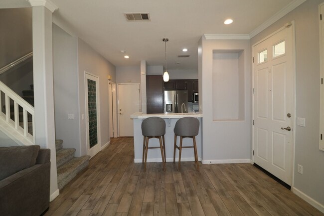 Building Photo - Townhome for Lease  in Valencia!
