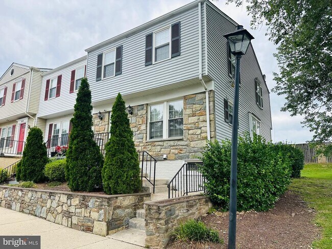 Building Photo - 17528 Sabrina Terrace