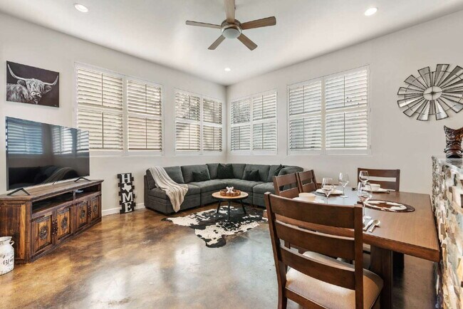 Primary Photo - 2612 Carnarvon Ln