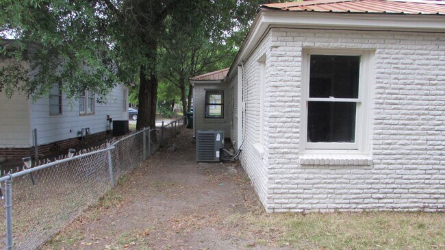 Building Photo - NEWLY REMODELED 3 BEDROOM 2 BATH