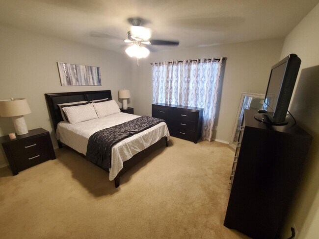 Building Photo - 12018 Silver Lgt