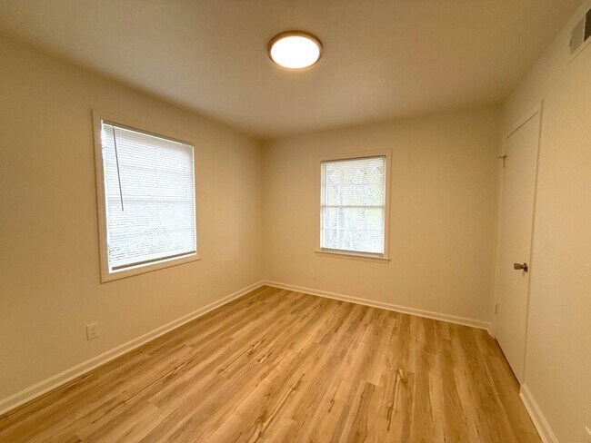 Building Photo - 5805 Blueridge Dr