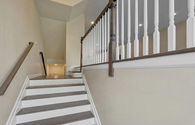 Building Photo - 704 Cottonwood Ct