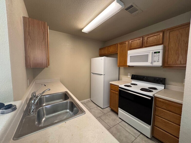 Building Photo - 5702 Greengate Dr