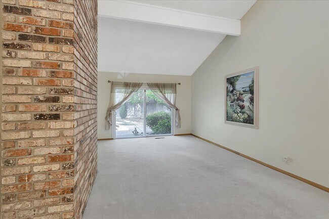 Building Photo - Great Location! Great Schools! Month to Mo...