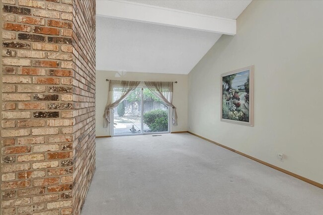 Building Photo - Great Location! Great Schools! Month to Month Only!