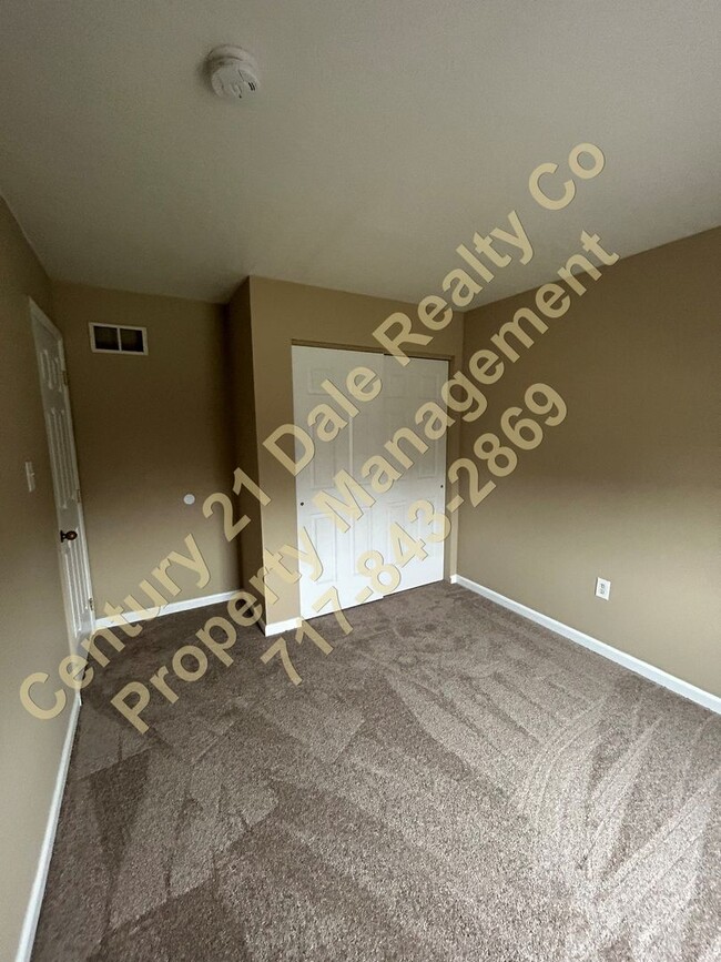 Building Photo - 3 BR 1.5 Bath Townhome in Eastern School D...