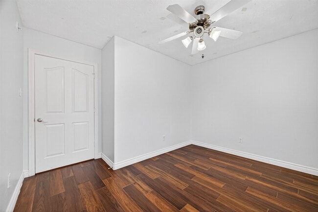Building Photo - 23914 Glengate Dr