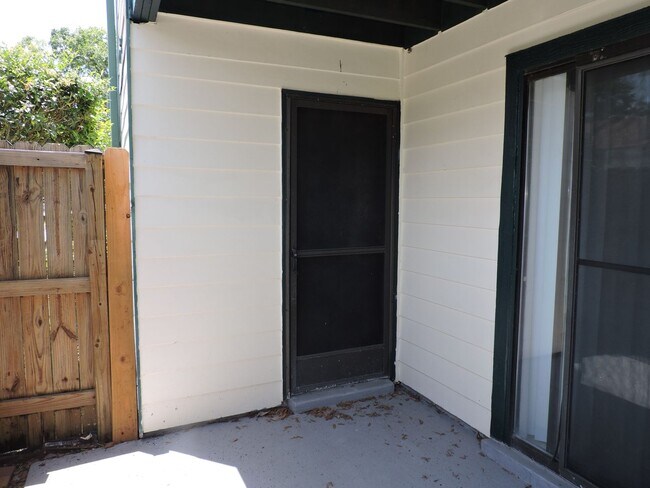 Building Photo - Easy access to interstate, shopping & down...
