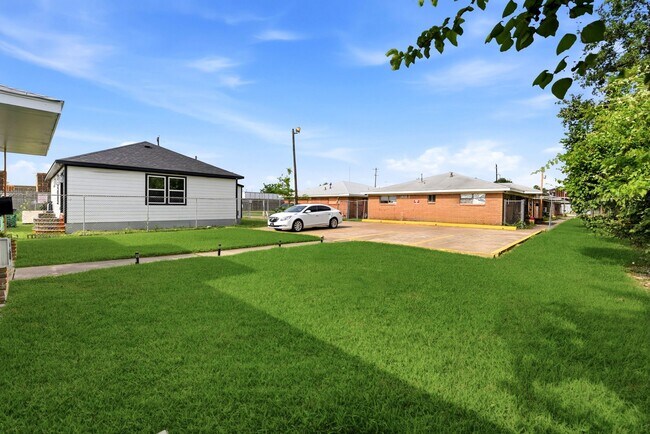 Building Photo - 3408 E Lockwood Dr