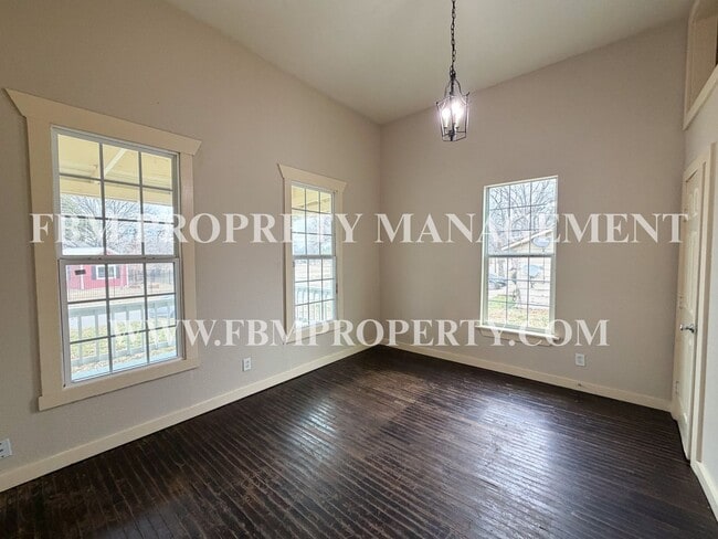 Building Photo - 741 W Park Ave