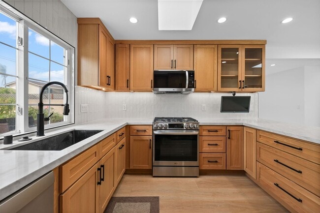 Building Photo - Modern Indoor / Outdoor Living with Resort-Style Yard & Bonus Suite