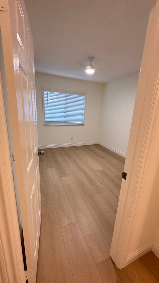 Building Photo - 1472 Camelot Dr