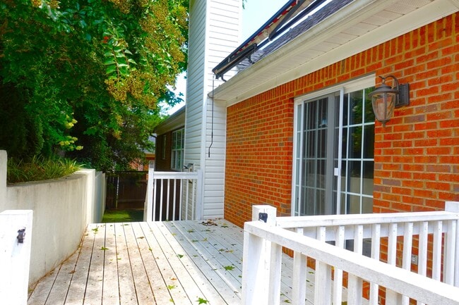 Building Photo - 923 Squires Pt