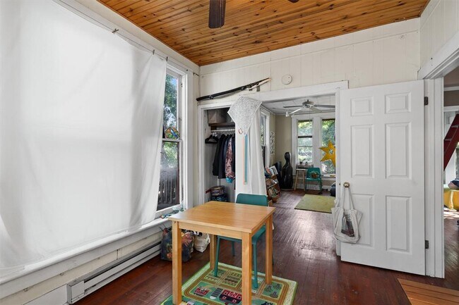 Building Photo - 3404 1/2-3402 Grooms St