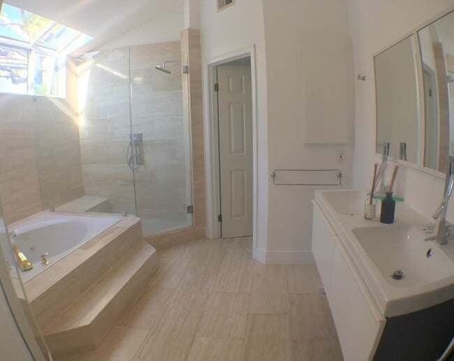 Building Photo - Gated Community at Canyon Lakes