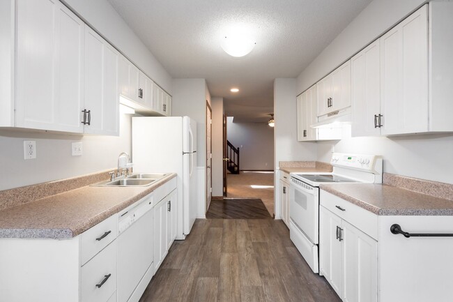 Building Photo - 2 bedroom 1.5 bath Duplex Close to the Beach