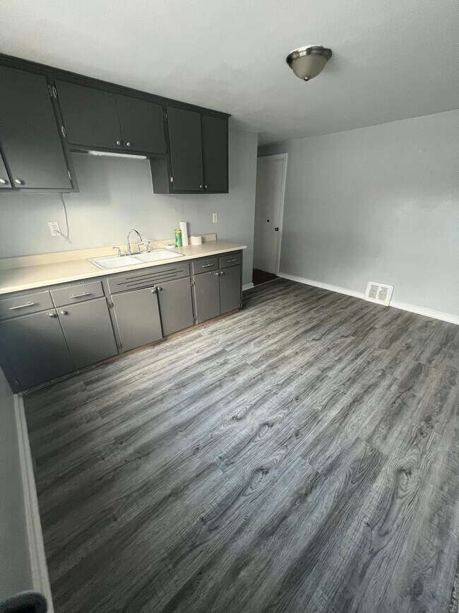 Building Photo - 2215 S 90th St