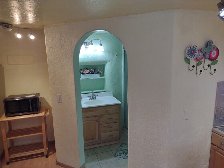 Building Photo - 1508 Edith Blvd NE