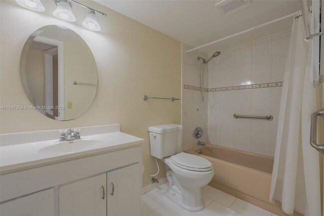 Building Photo - 3581 Inverrary Dr