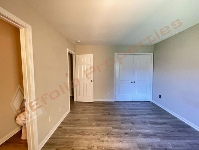 Building Photo - Carpetless 2 BD 2.5 Bath 2 Story Quadplex ...