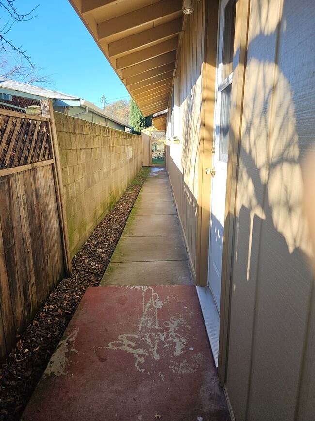 Building Photo - Cute AND Spacious