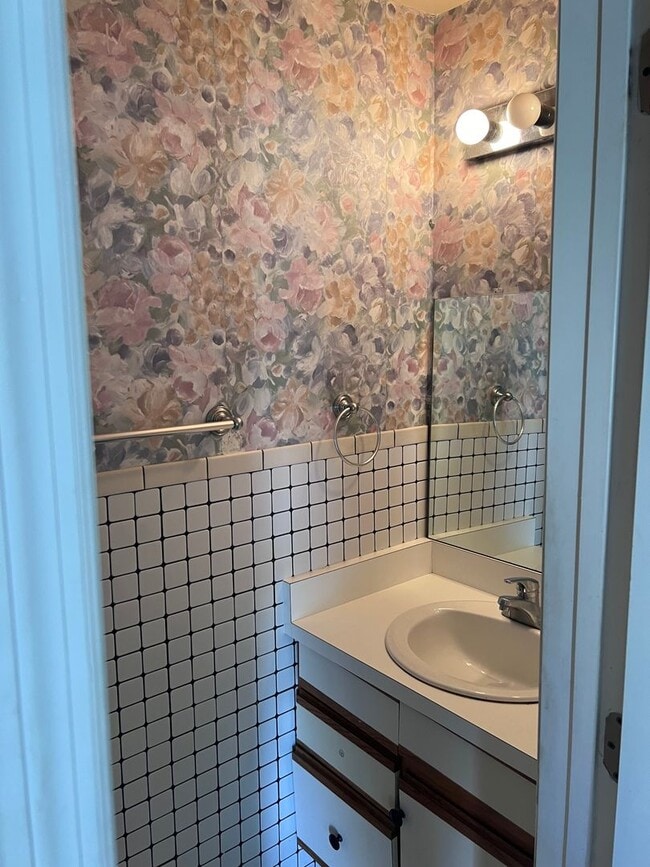 Building Photo - 2 Story Condo. Lovely 2 bed/1.5 bath condo