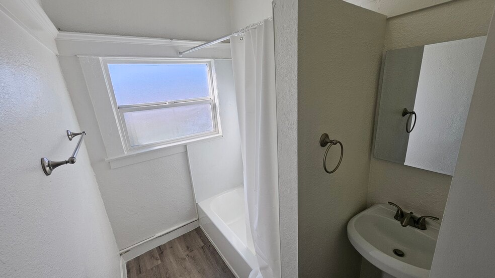 Building Photo - 1330 W 11th St