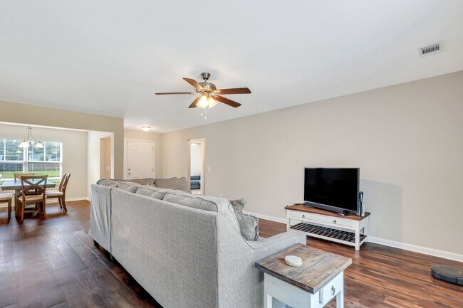 Building Photo - AVAILABLE MID-APRIL 2026! (Pet Friendly)