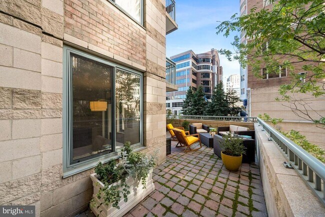 Building Photo - 851 N Glebe Rd