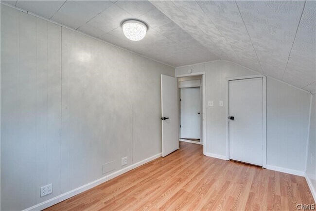 Building Photo - 822 Lawrence St