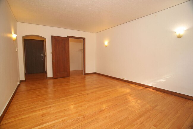 Interior Photo - Redside - The Mulholland
