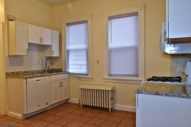 Building Photo - 139 Ray St