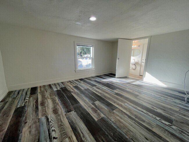 Building Photo - Douglas St. - 12909-12911