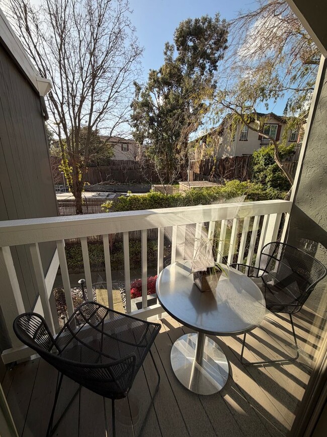 Building Photo - 3 Bed 2.5 Bath Townhome In Danville