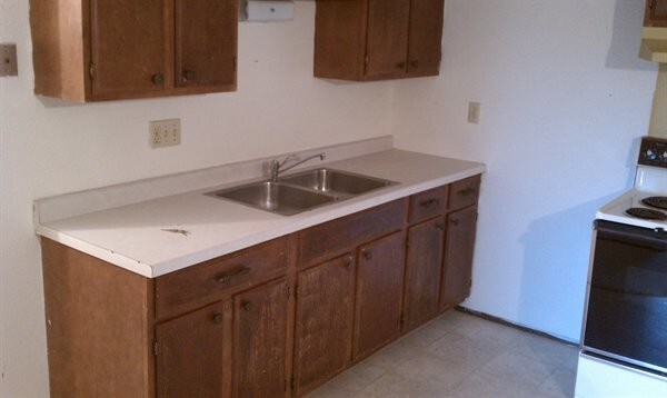 Building Photo - Western Road Apartments