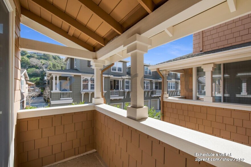 Building Photo - 400 Live Oak Way