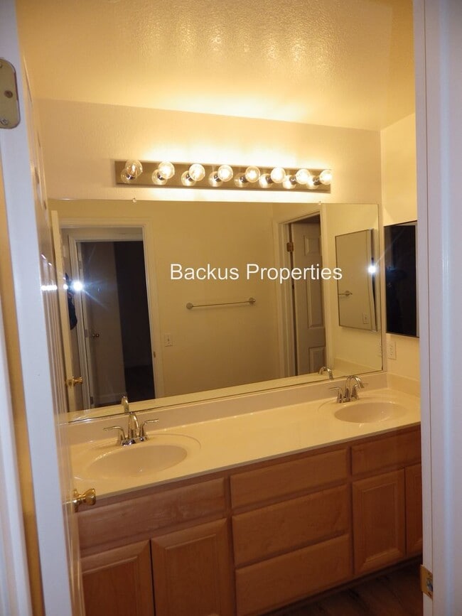 Building Photo - Wonderful Four beddroom home on Chamise Dr...