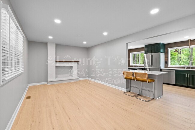 Building Photo - 5105 Pine Dr