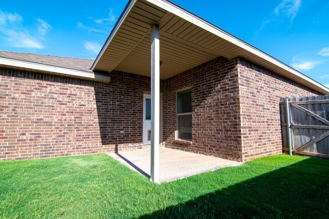 Building Photo - 1600 Rattler Ln