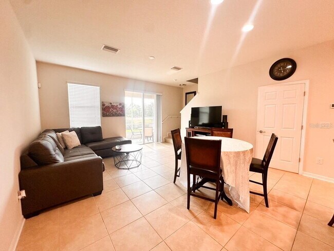 Building Photo - Gorgeous townhome! Community pool! fitness center!