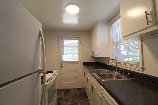 Building Photo - 2 Bedroom Duplex in North Kansas City