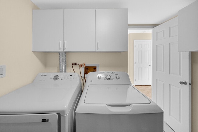 Building Photo - 483 Highland Grove Dr