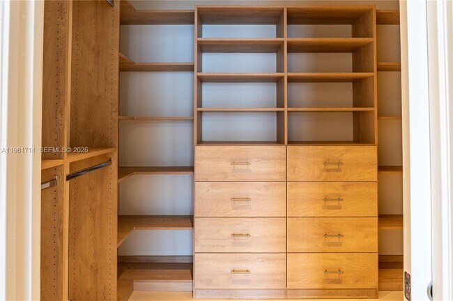 Building Photo - 700 NE 24th St